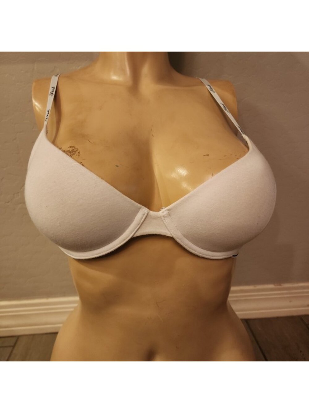 PINK Victoria's Secret T-Shirt Bra White Size 32D Lightly Lined